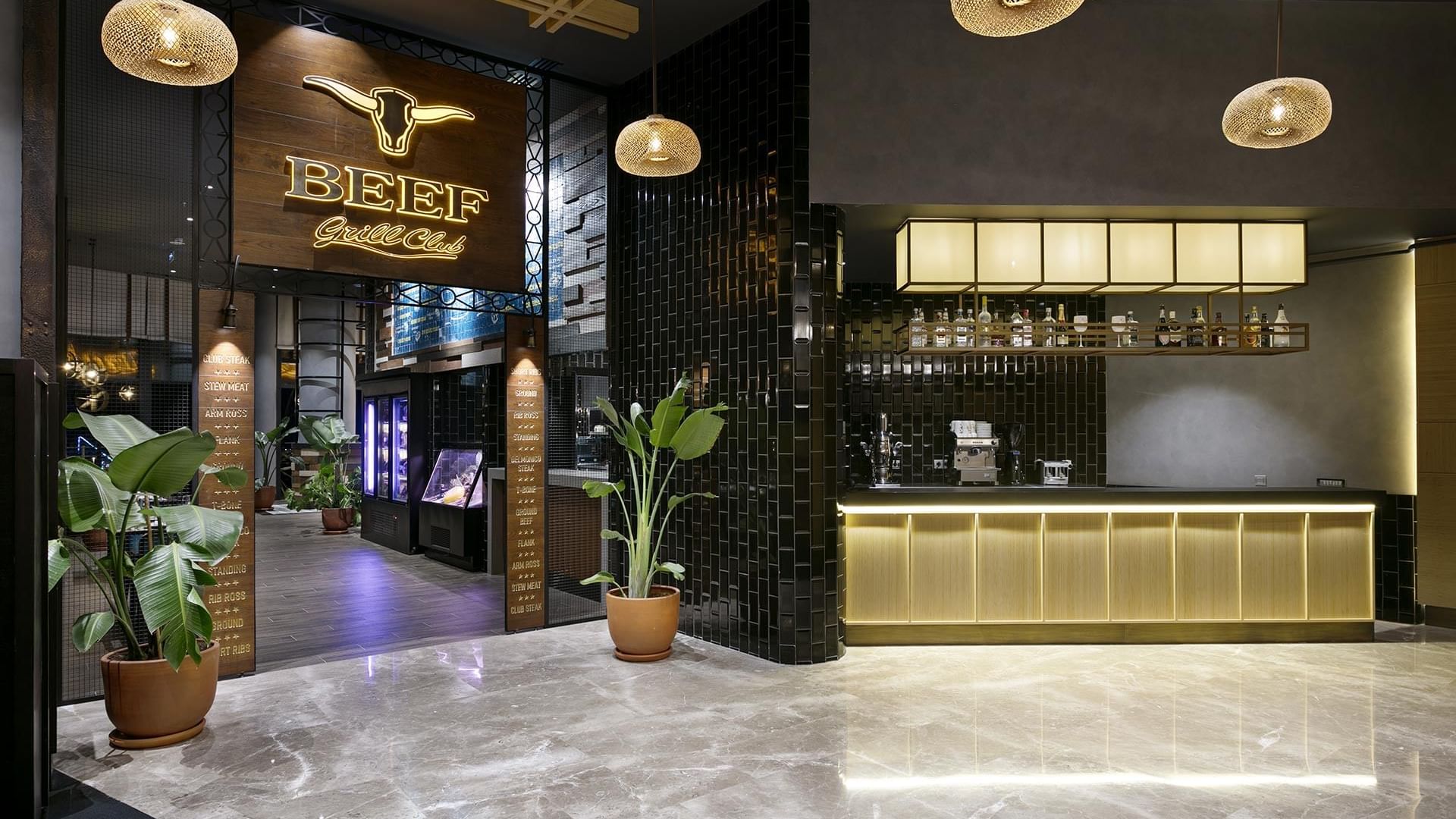 Zarif detaylara sahip, öne çıkan modern Beef Grill restoran iç mekanı.