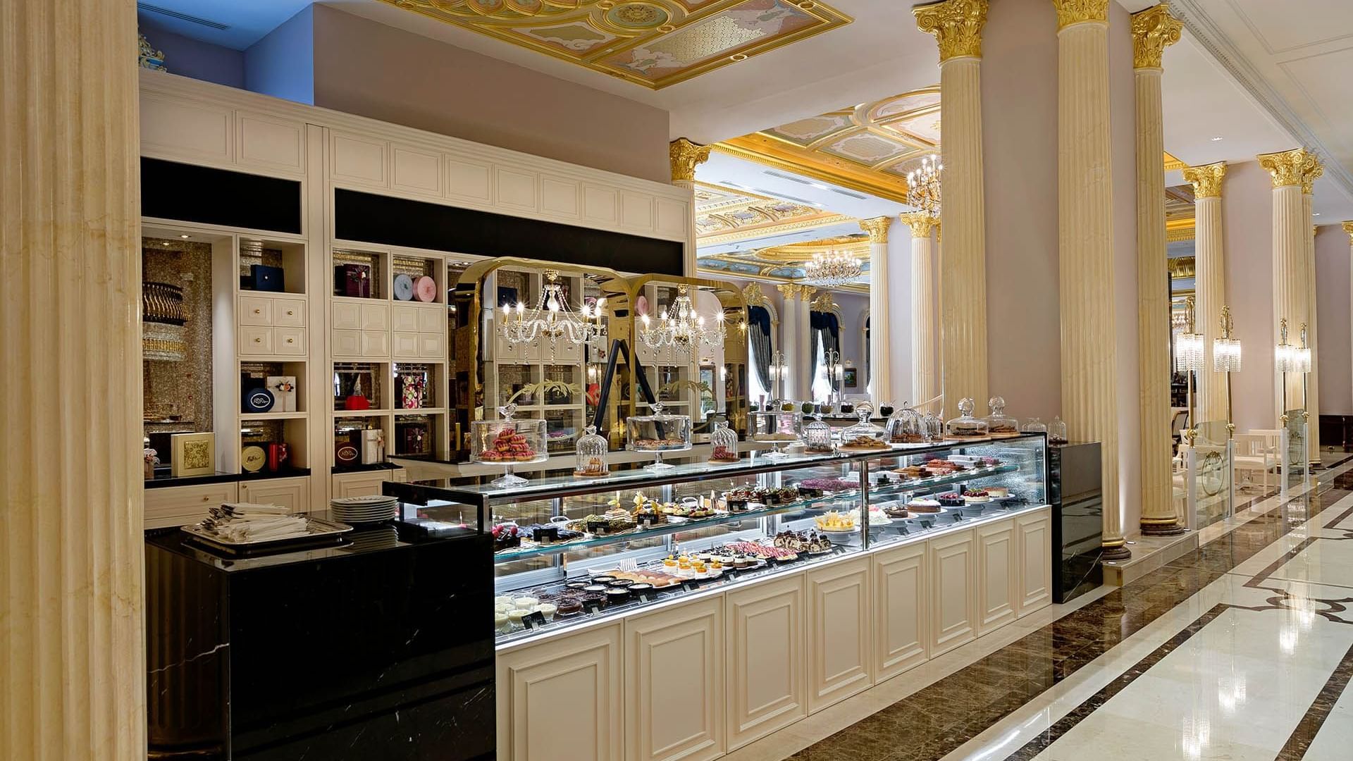 Dolmabahçe Patisserie – Unwiderstehliche Torten, Desserts und Gebäck im Titanic Mardan Palace.