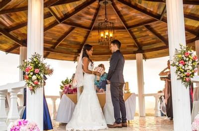 Pareja intercambiando votos