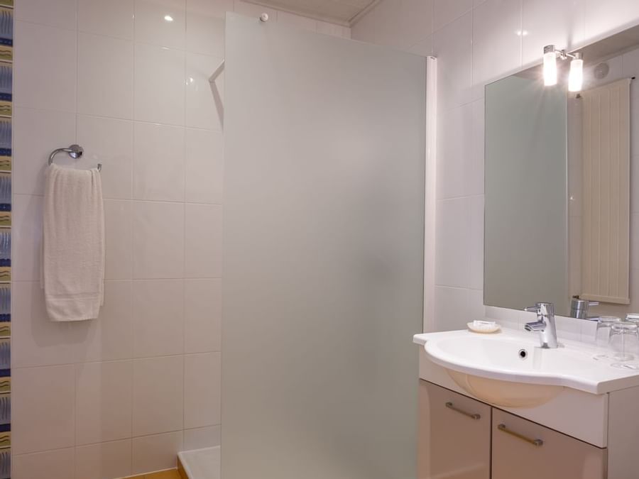 Bathroom interior in Hotel Kastelberg at The Originals Hotels