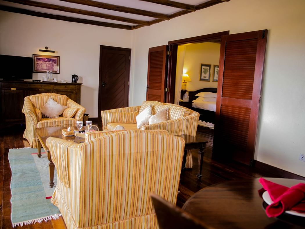 SUITE-SITTING AREA