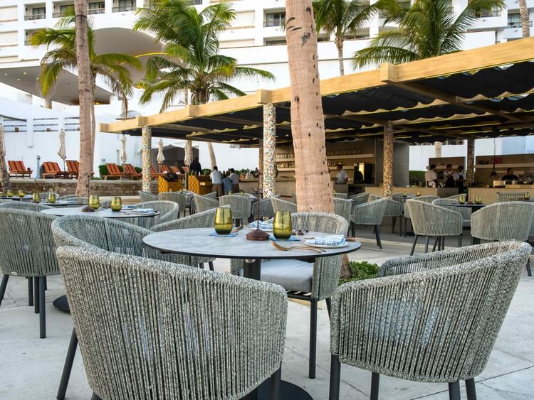 Mesas y sillas en Pérgola del Marquis Los Cabos Resort & Spa en San José del Cabo.