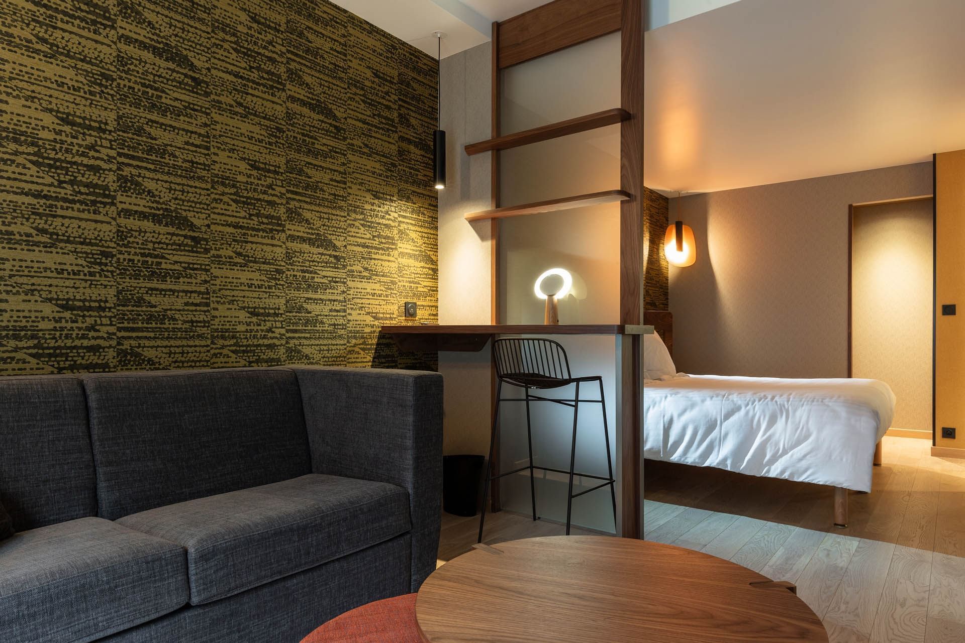 Canapé confortable dans le coin salon à l'Oceania Paris Porte de Versailles