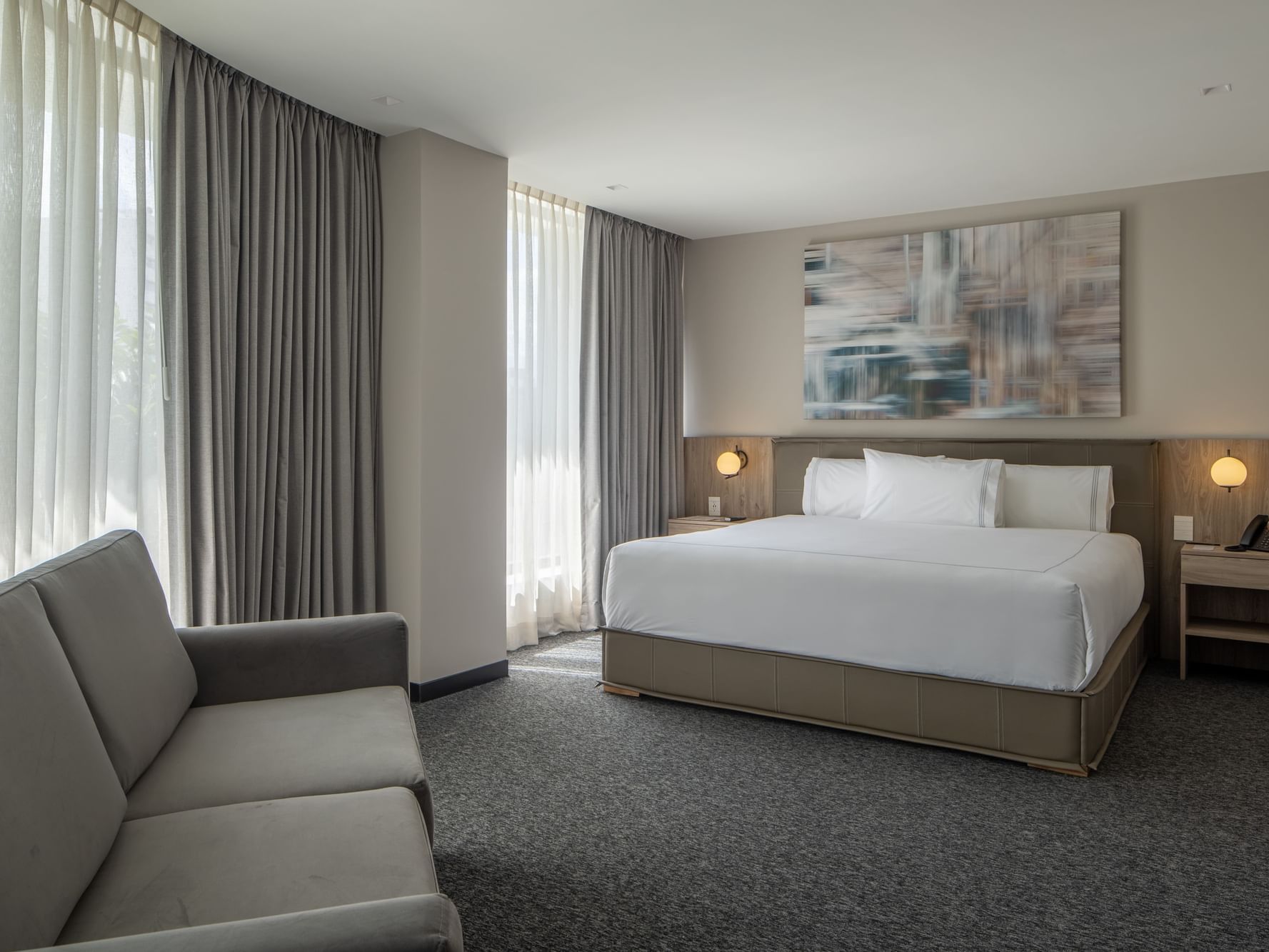 Suite Elements con sofá y cama doble en Elements by Marquis, Ciudad de México