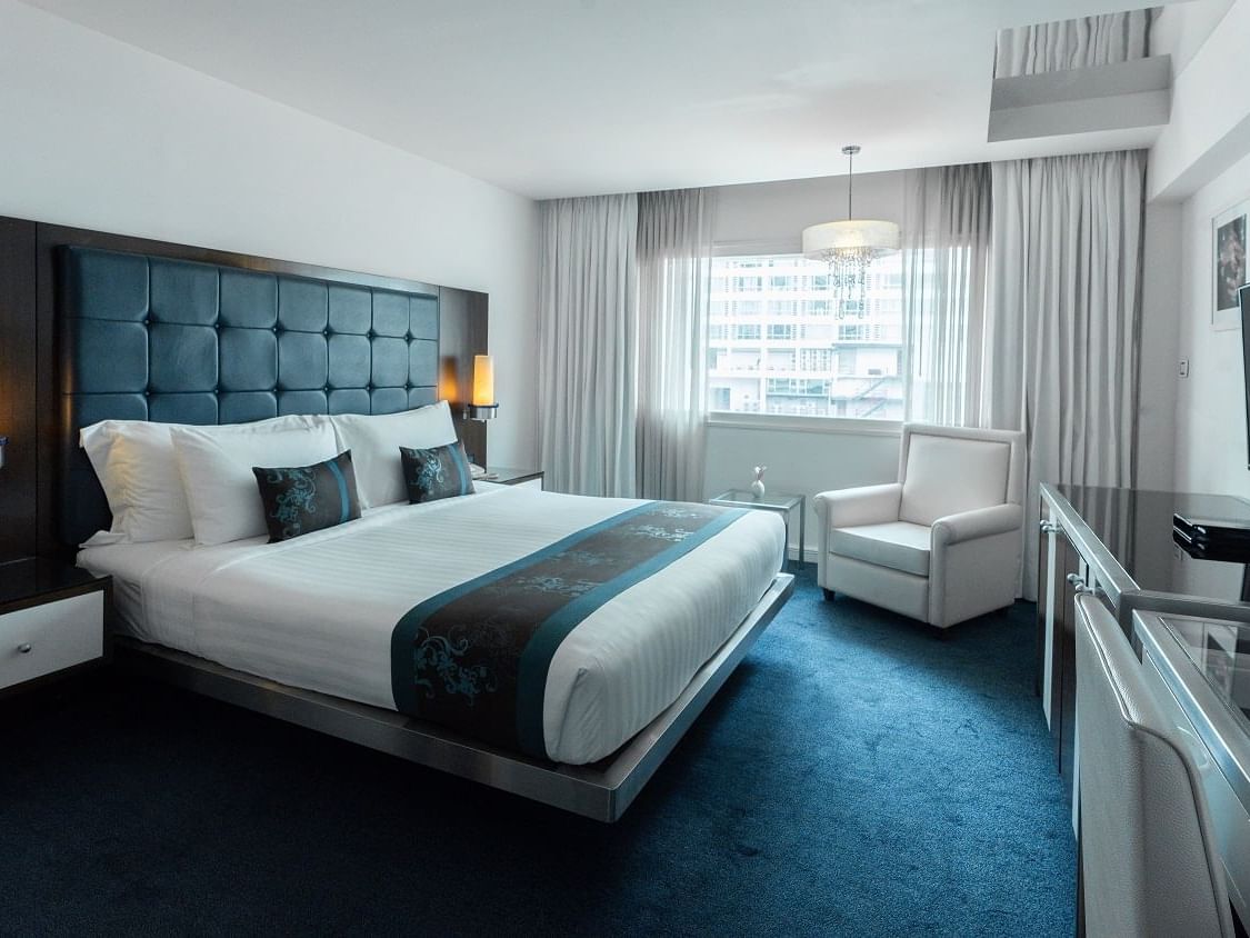 white color king size bed in Bronze king at Dream Bangkok.