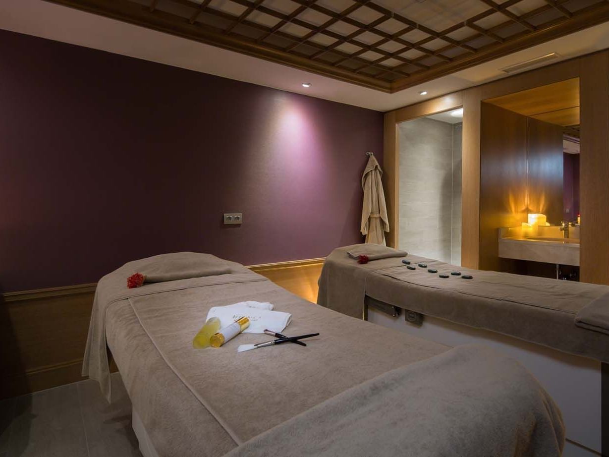 Behandlungsraum mit Massageliege und Ausstattung im Befine Spa des Titanic Gendarmenmarkt Berlin.