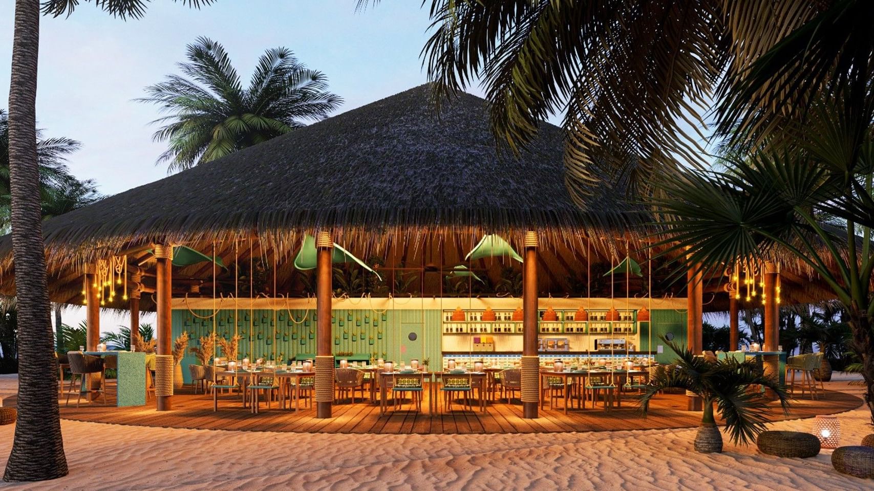 Restaurante con techo grande de palma en Fiesta Americana Funeeq Punta Cana con área de comedor exterior y arena de playa