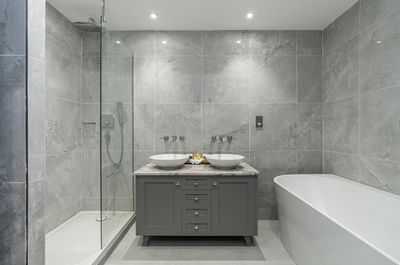 suite bathroom at easthampstead park in wokingham