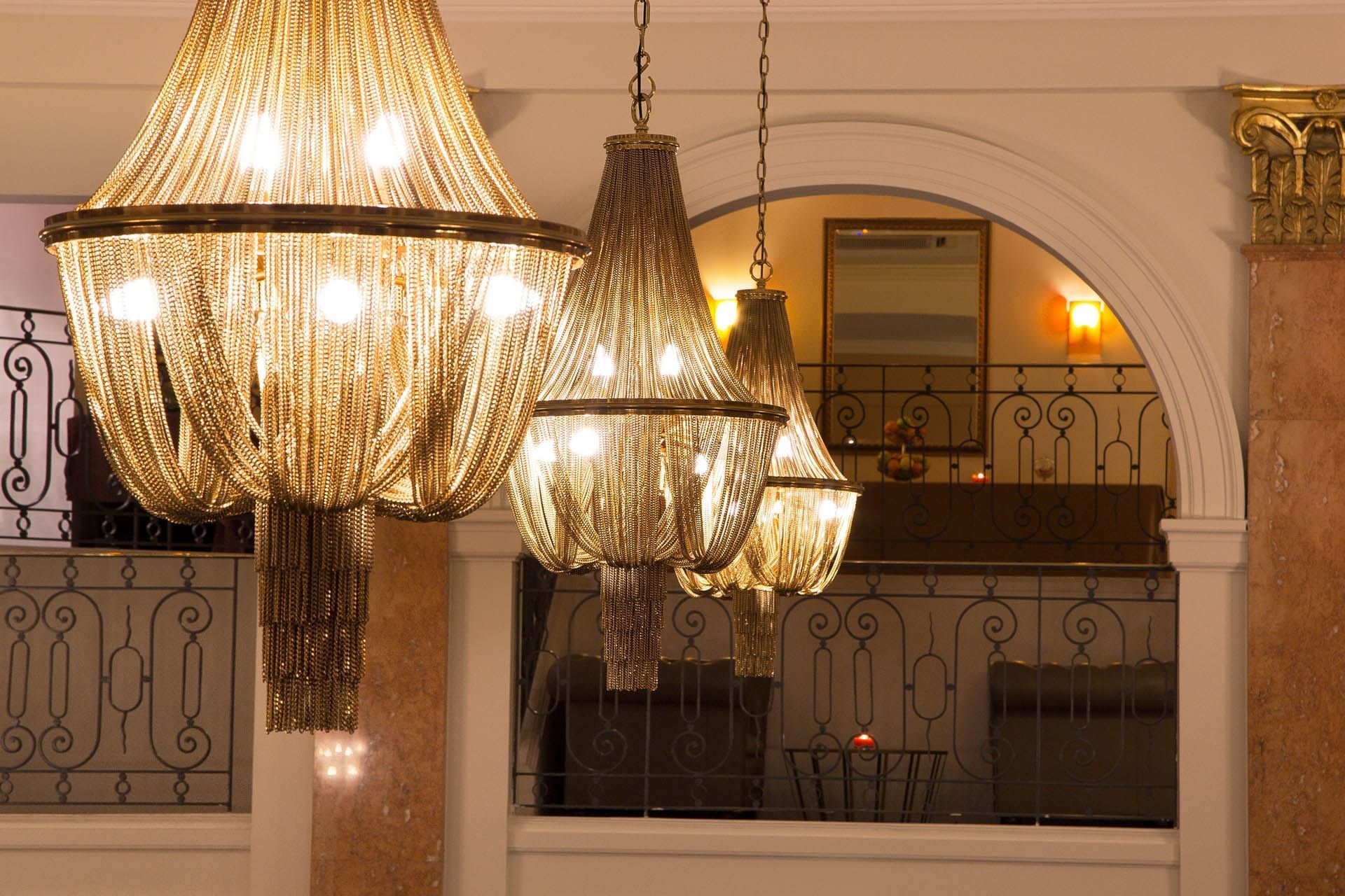 Lustres dans le hall de l'hôtel à l'Oceania L'Univers Tours