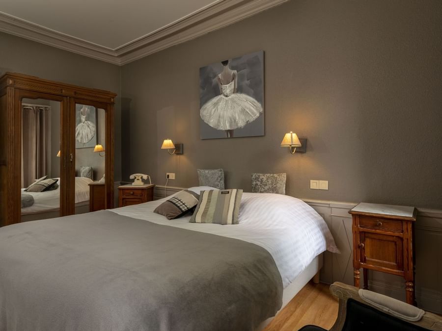 large bedroom with single bed at hotel de la balance