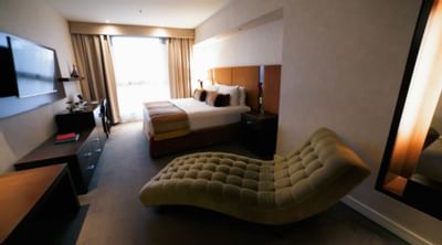 Interior de una suite Panoramic con sofá cama en Panoramic Grand