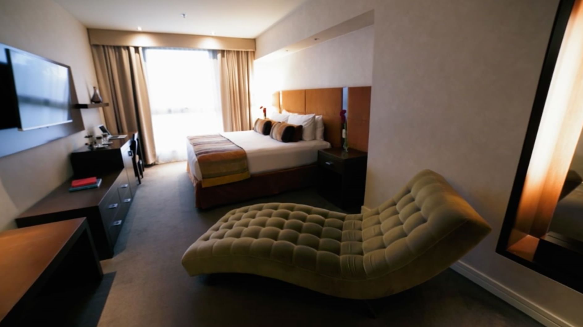 Interior de uma suíte panorâmica com sofá-cama no Panoramic Grand