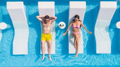 Sillas para descansar dentro de la piscina