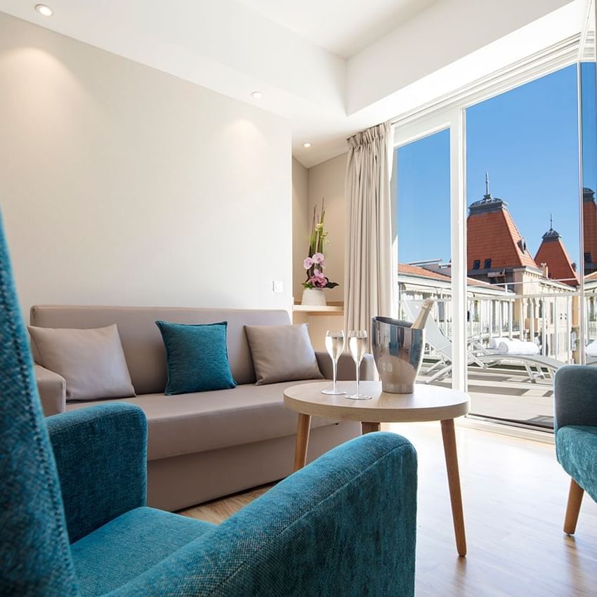 Confortable ensemble de canapés dans le salon de la suite du Splendid Hotel & Spa Nice