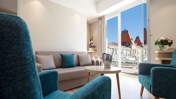 Confortable ensemble de canapés dans le salon de la suite du Splendid Hotel & Spa Nice