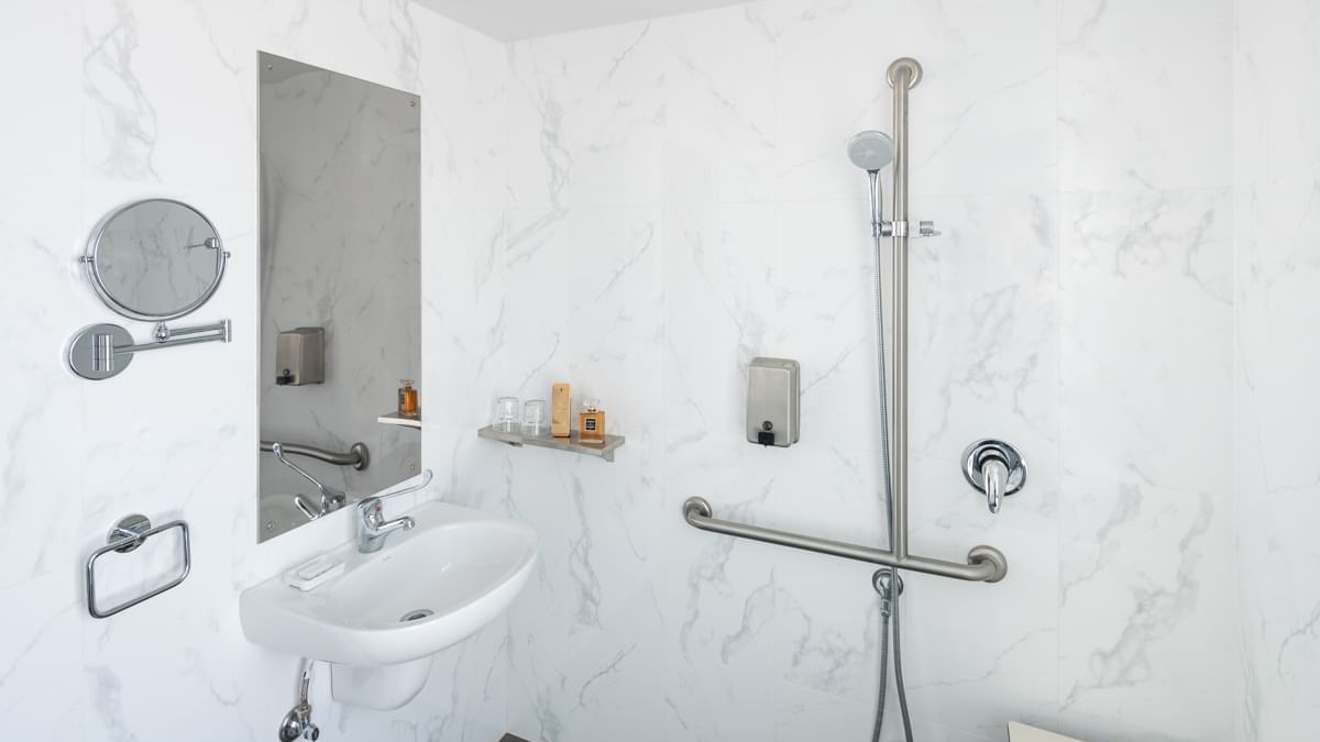 Accessible Bathroom at the Ibis Sydney World Square