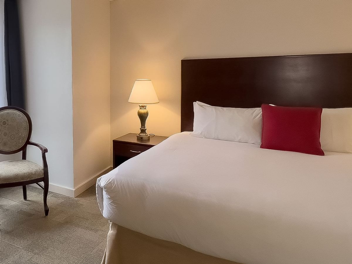 Guest room with king bed