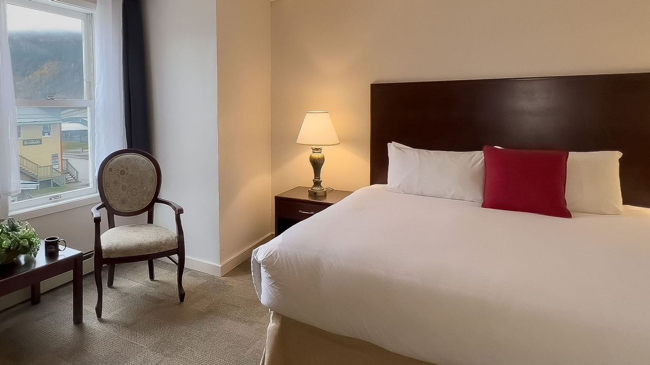 Guest room with king bed