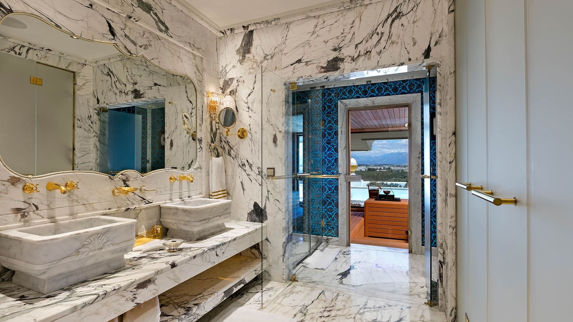 Titanic Mardan Palace'da King Süitte Banyo ve lavabo