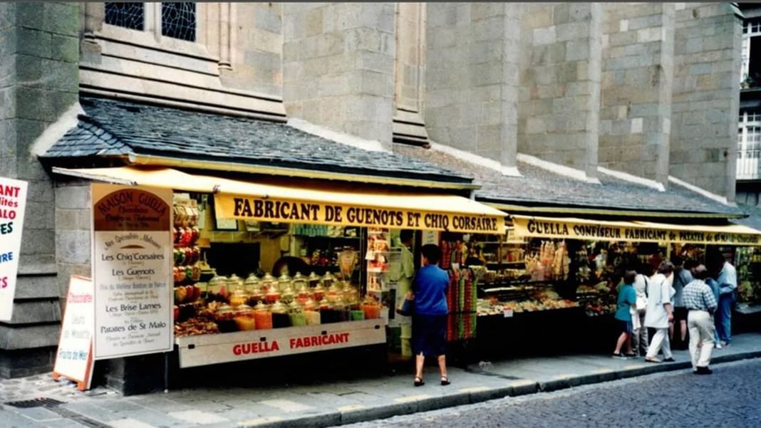 Marché de rue animé avec des gens rassemblés à l'extérieur près des Hôtels Oceania
