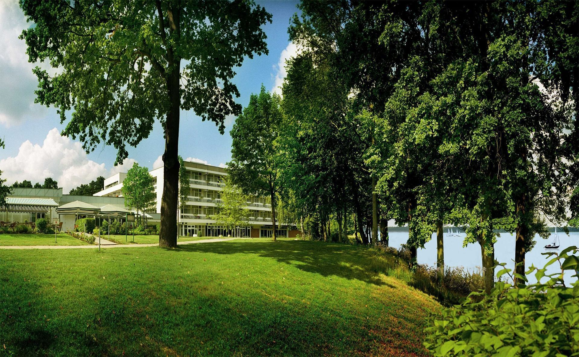 Exterior view of the hotel & lake at Müggelseeperle Hotel