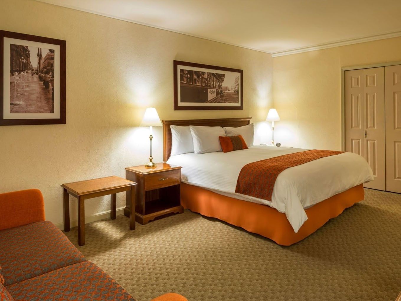 Habitación King Deluxe con arte enmarcado, lámparas suaves de noche y piso alfombrado en Camino Real Puebla Angelopolis
