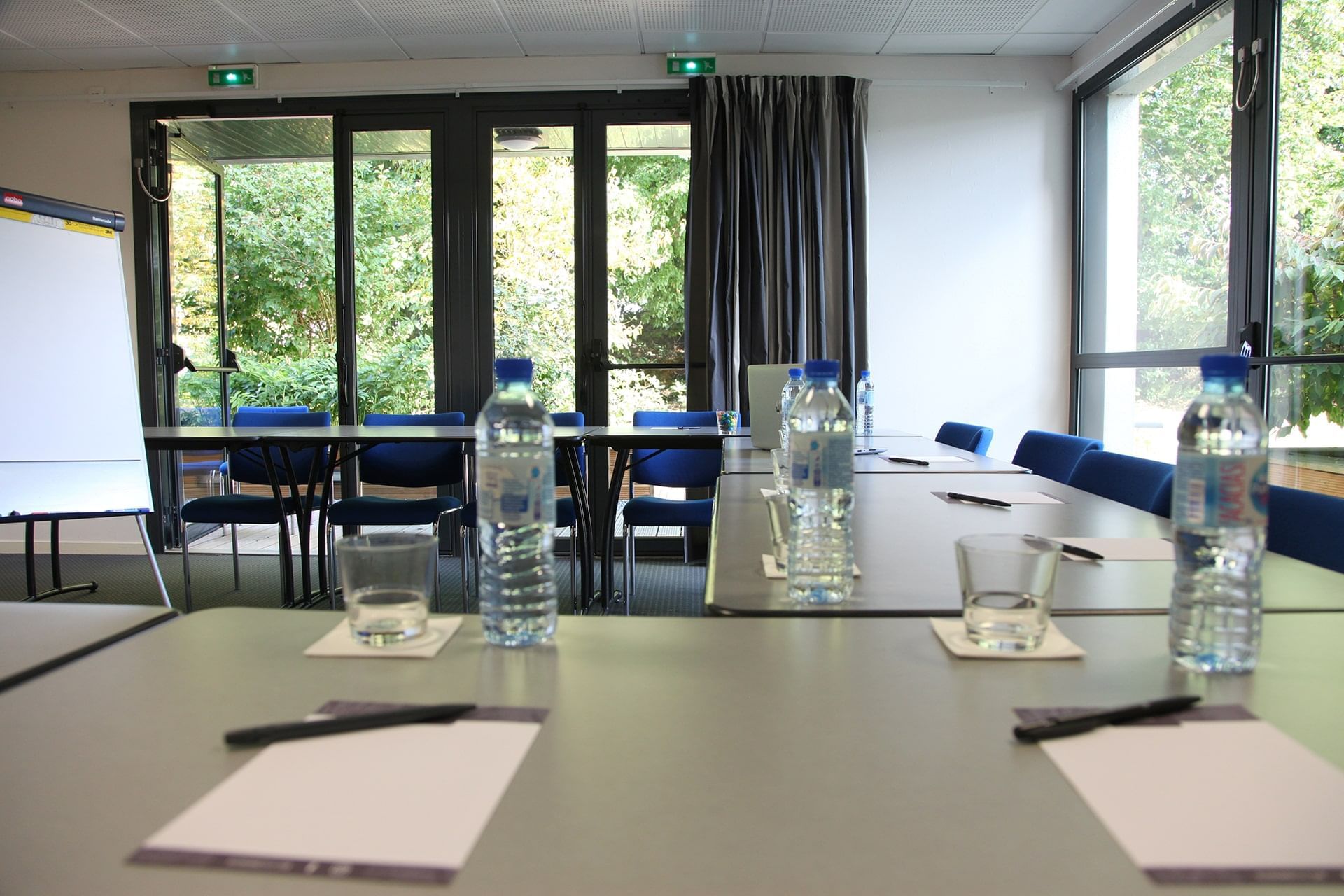 Table en U dans une salle de réunion à l'Escale Oceania Rennes