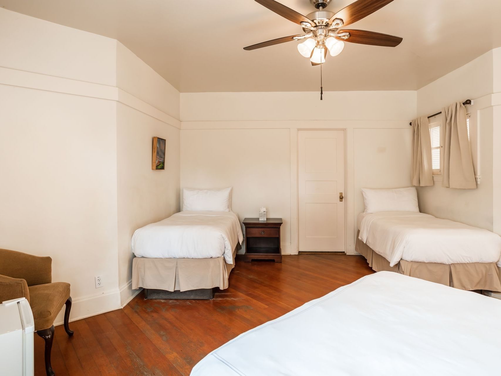 Interior of Mountain View Queen with Two Twins and wooden floors at Banning House Lodge