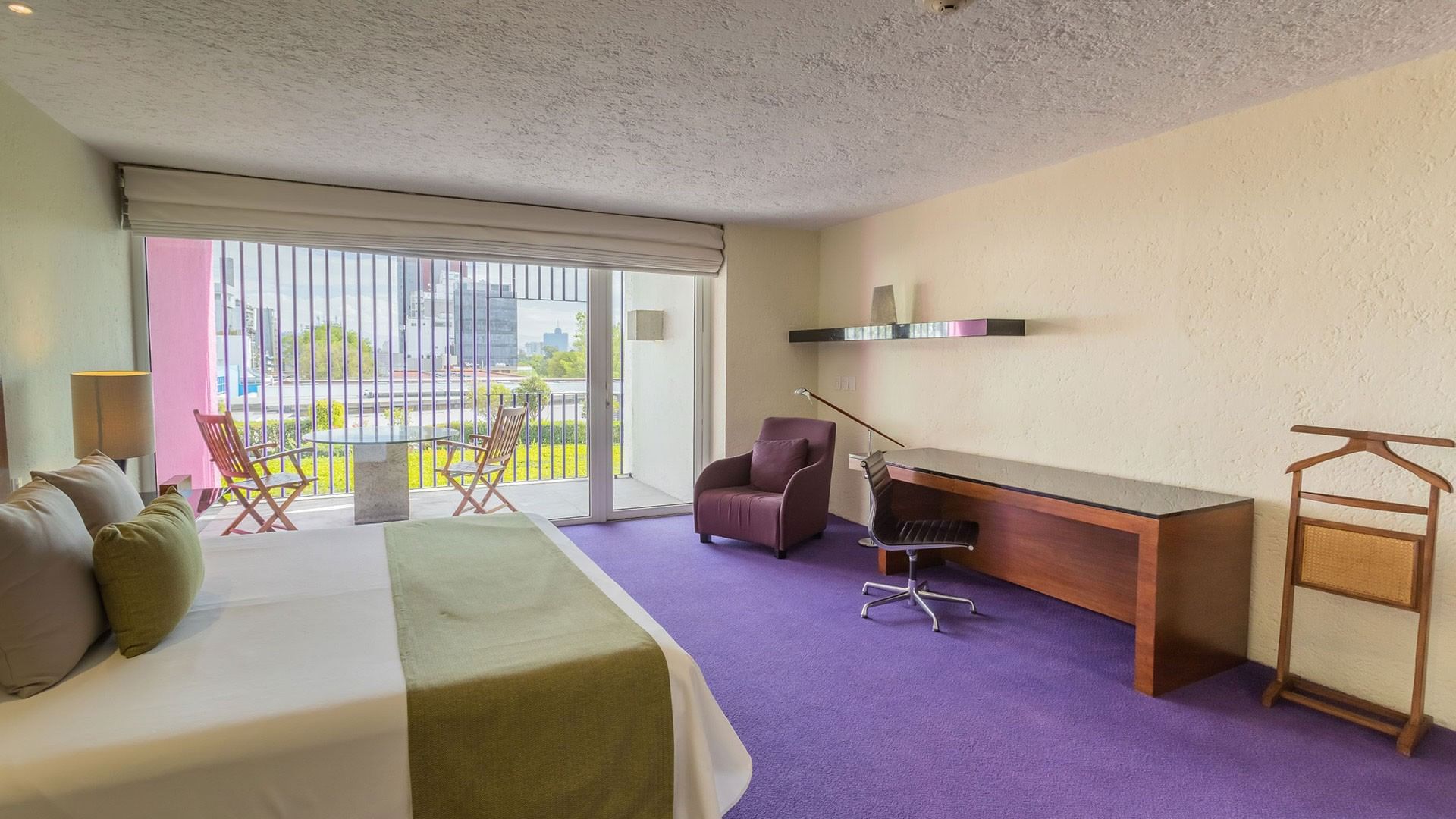 Suite King Viceroys con escritorio amplio y balcón privado con vista a la ciudad en Camino Real Polanco México