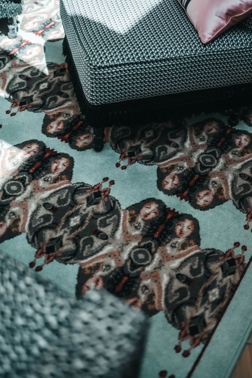 Detailfoto eines Teppichs in einem der Zimmer  im Boutique Hotel THE LEO GRAND in Wien. 