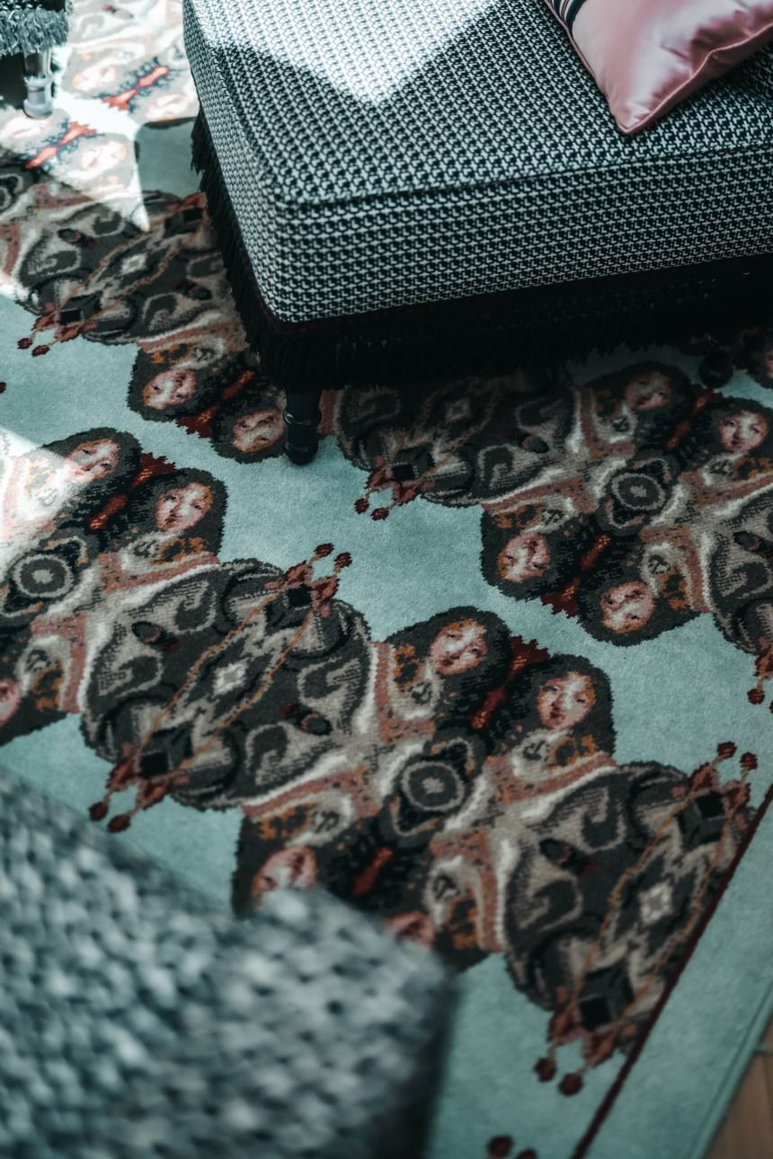 Detailfoto eines Teppichs in einem der Zimmer im Boutique Hotel THE LEO GRAND in Wien.