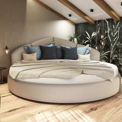 Ein modernes Schlafzimmer mit rundem Bett, Holzboden und Wand mit Pflanzenmotiv.