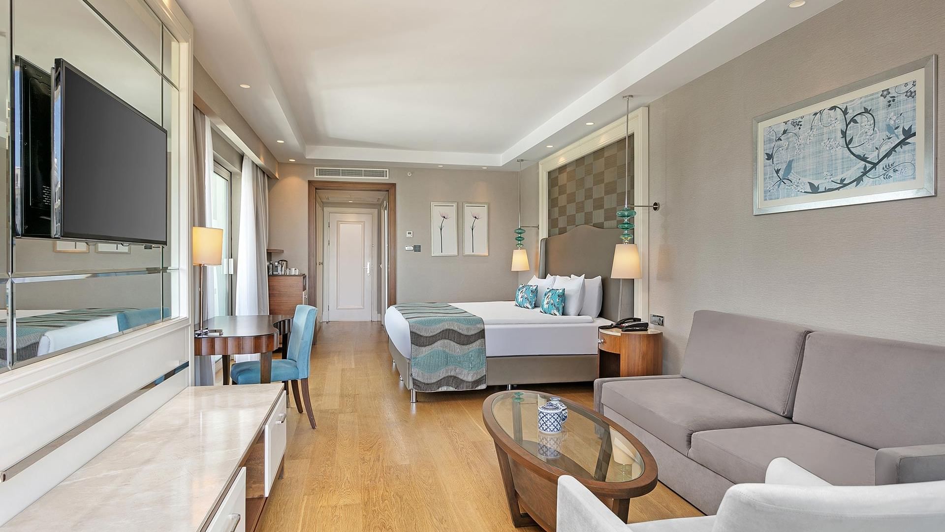 Номер Riverside с деревянным полом в Titanic Deluxe Golf Belek.