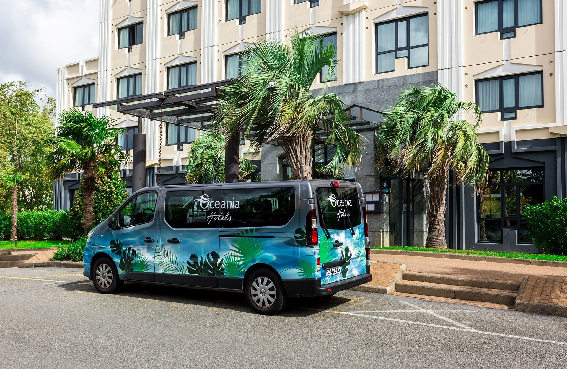 Service van parked by the entrance at Oceania Nantes Aéroport