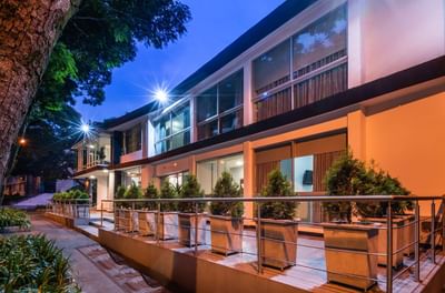 vista del exterior de hotel asturias