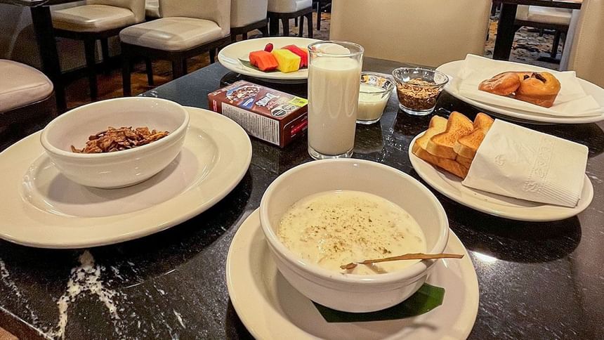Desayuno con cereales, leche, fruta y pastelitos sobre mostrador de granito en Fonda De Hermosillo, Araiza Hermosillo 