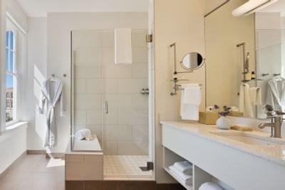 Vanity & shower cubical in a bathroom at Hotel Parq Central
