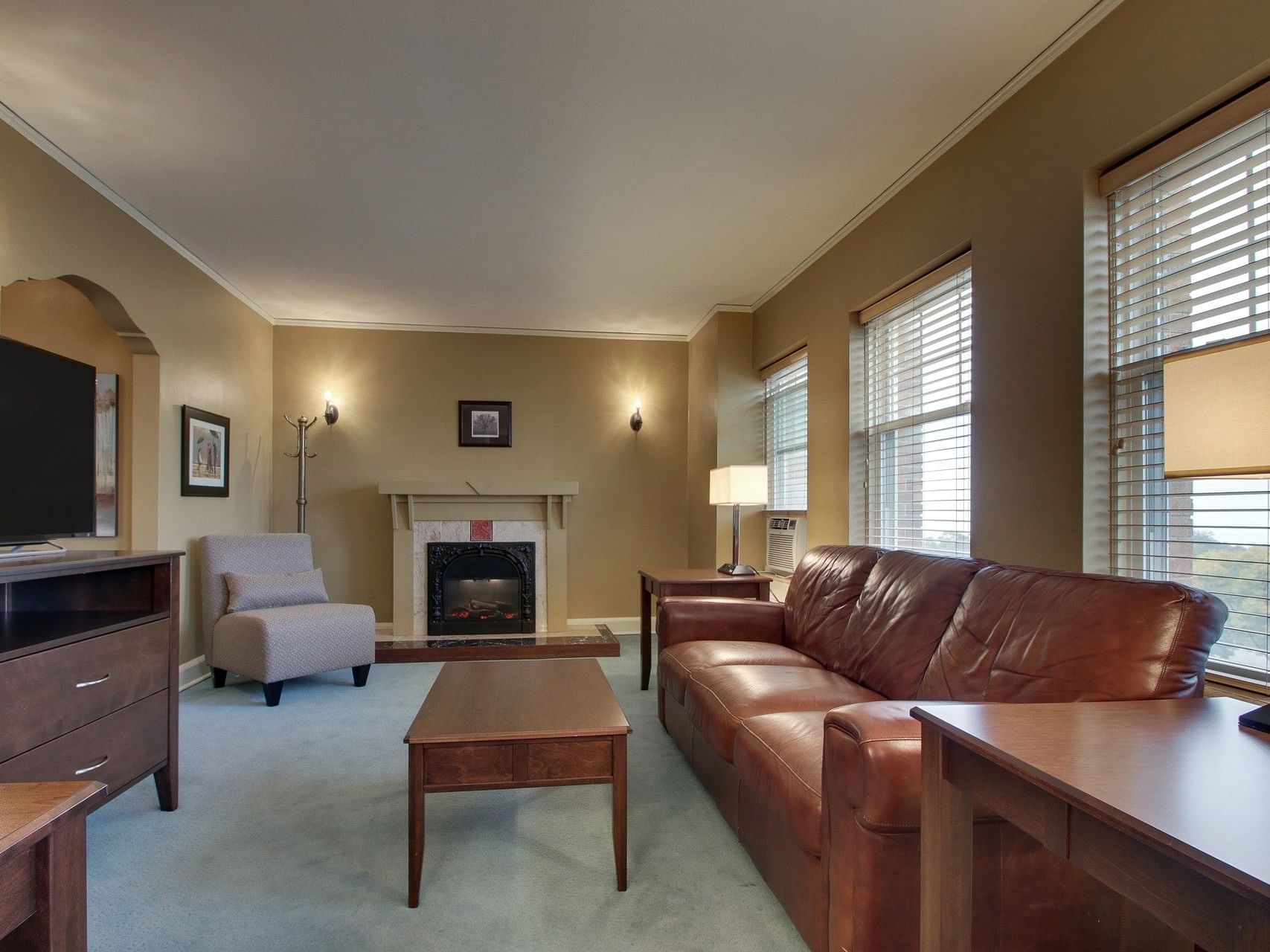 Living area with a fireplace and TV in One Bedroom Whirlpool Suite at Knickerbocker On The Lake