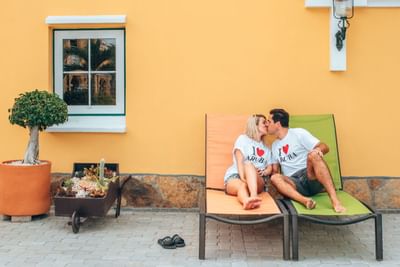 Young couple kissing at Amsterdam Manor Resort