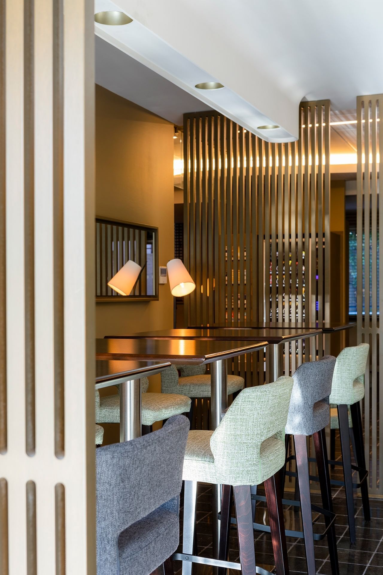 Tables hautes et chaises à Escale Oceania Aix-en-Provence