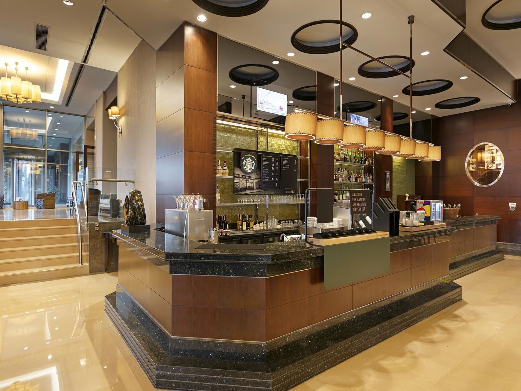 Titanic Business Kartal’ın Titanic Coffee alanında, zarif detaylarla tasarlanmış şık yiyecek sunum bölümü, misafirlerine sıcak ve davetkâr bir atmosfer sunuyor.