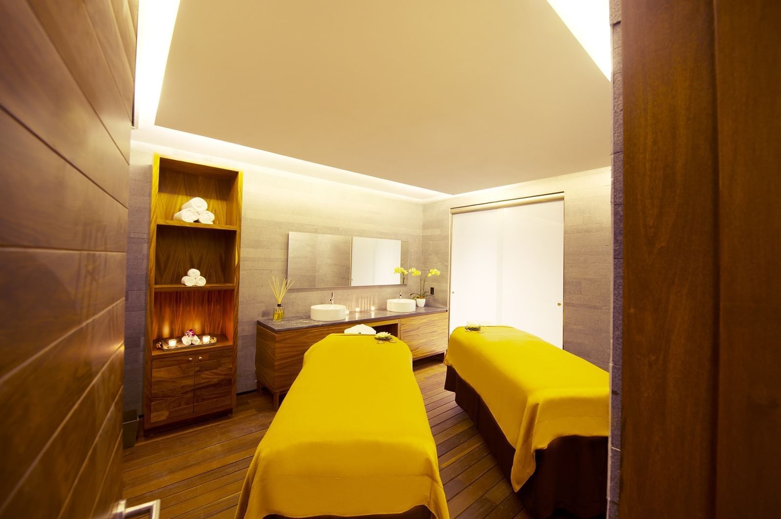Interior del área de masajes en pareja en un spa en Grand Fiesta