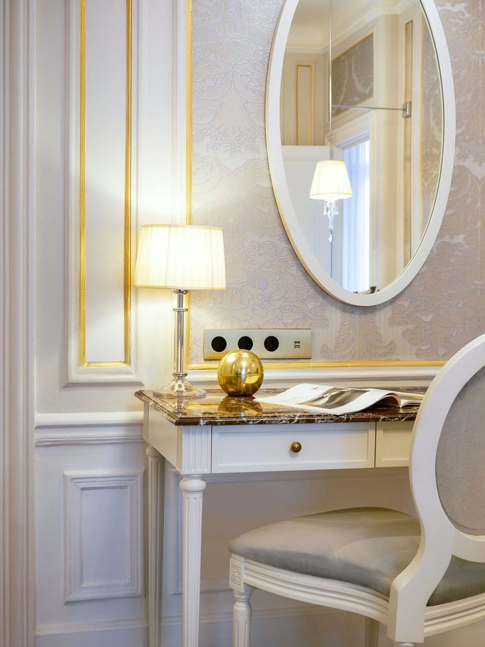 La chambre de la suite « Duke of Westminster », élégamment décorée, à l'Hôtel Westminster Paris.