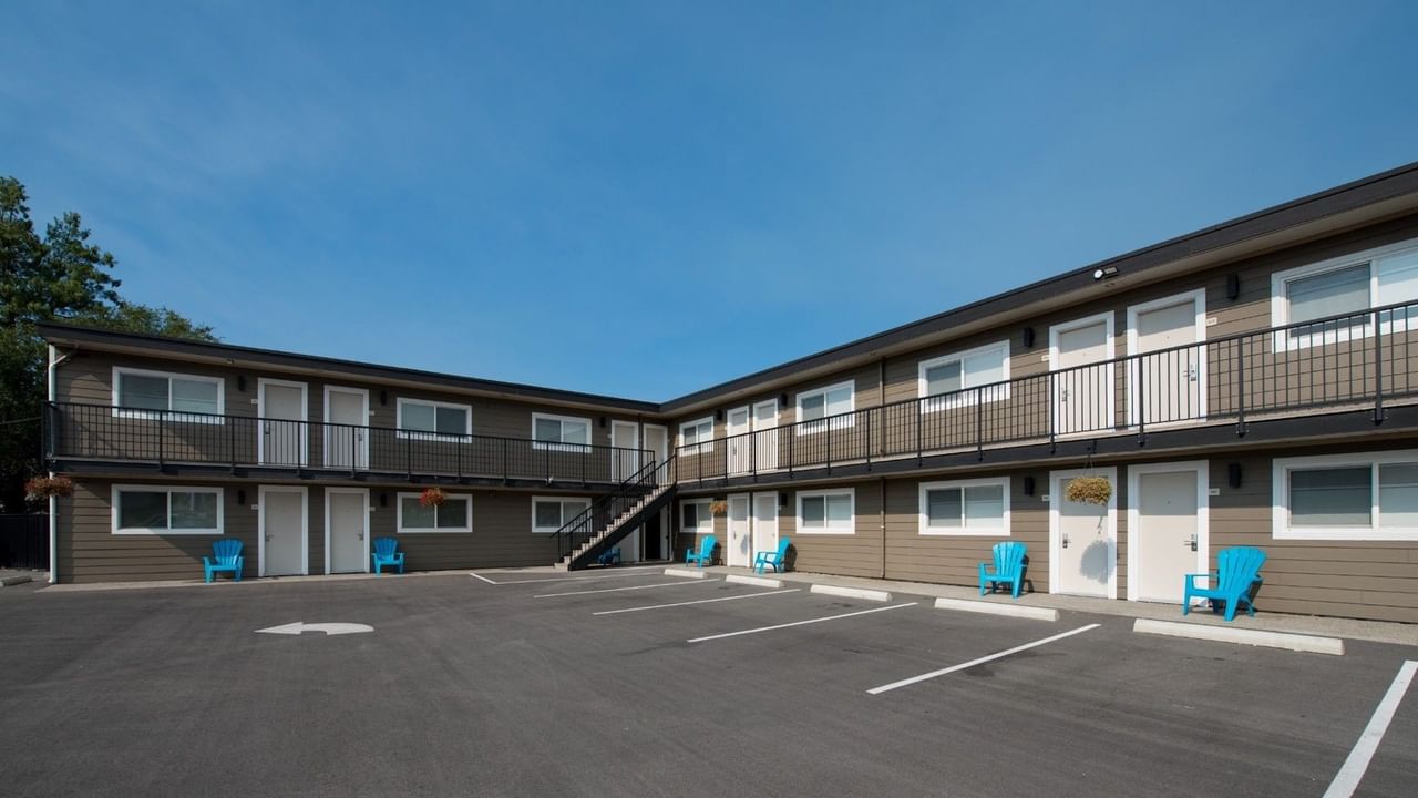 Exterior of Coast Penticton Hotel and parking lot