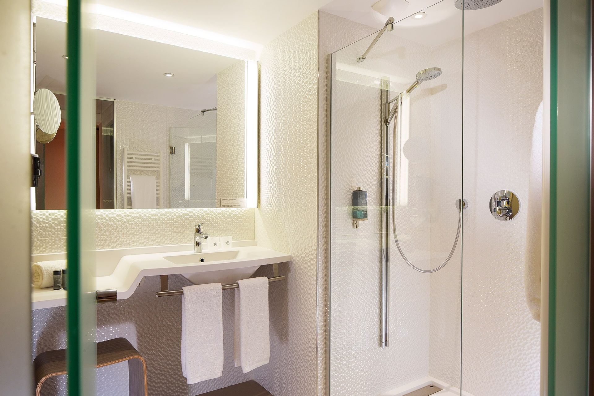 Intérieur de la salle de bain dans une chambre à l'Oceania Paris Roissy CDG