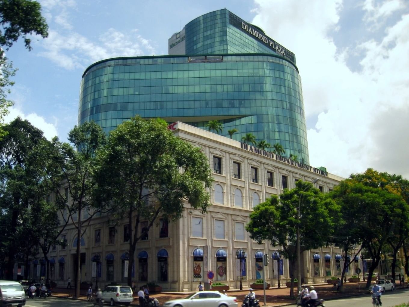 Exterior view of Diamond Plaza Shopping Mall near Eastin Hotels