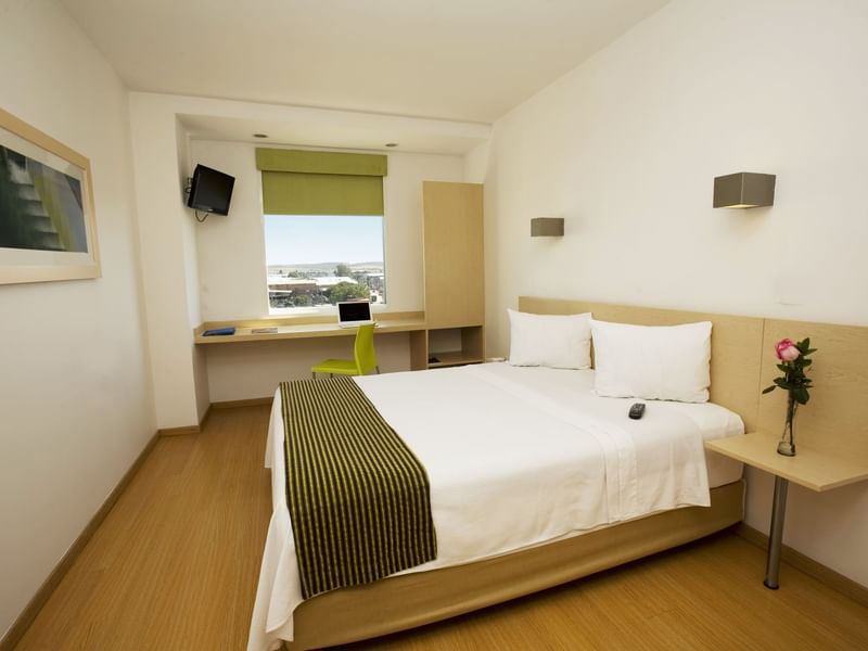 Habitación Superior con cama grande y zona de trabajo en One Hotels