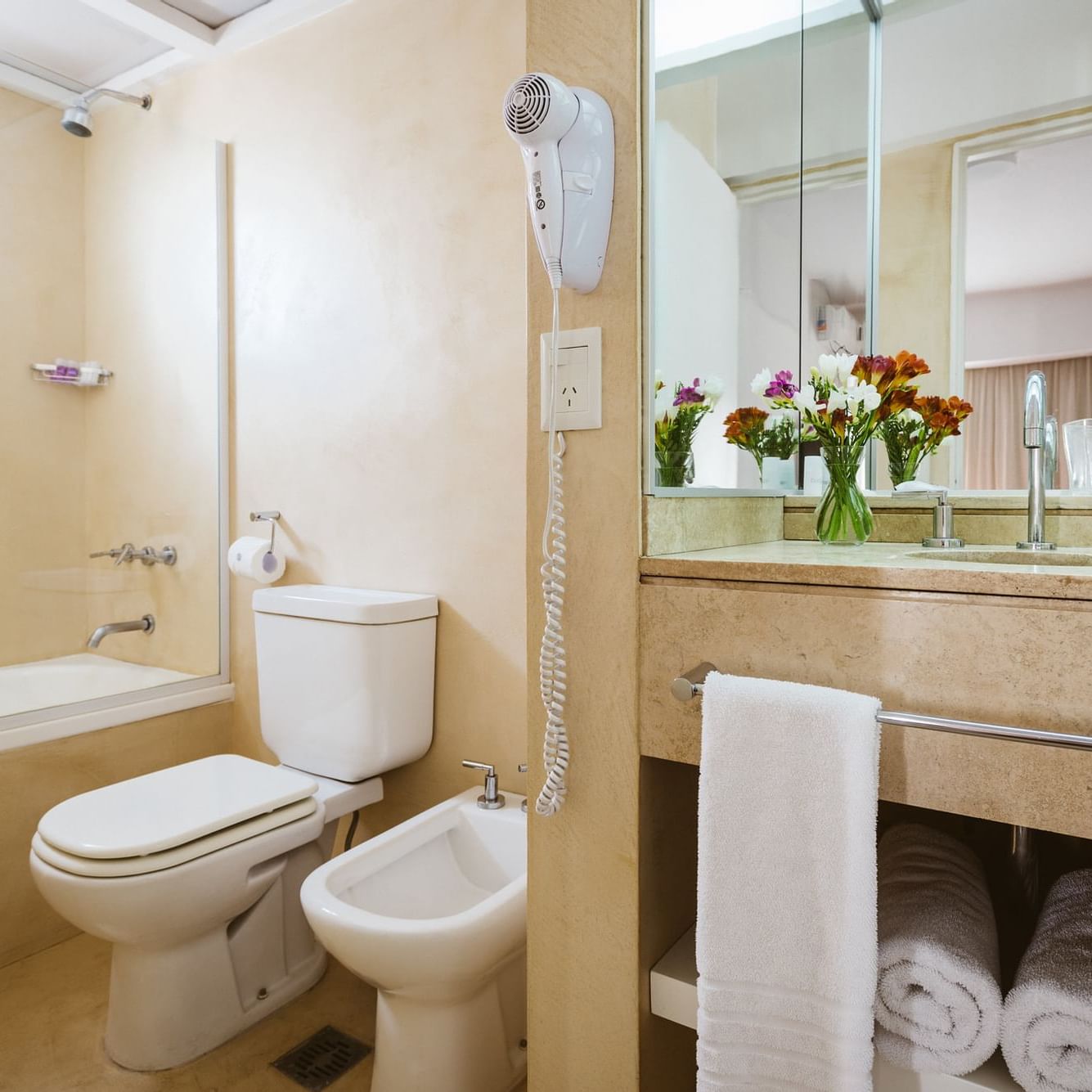 The Double room bathroom with vanity & tub at DecO Recoleta