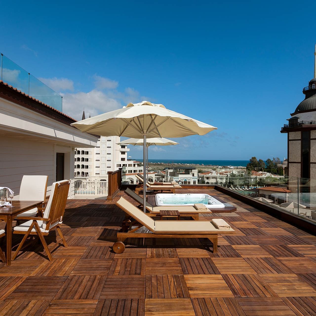 На террасе президентского люкса в отеле Titanic Mardan Palace аккуратно расставлены шезлонги