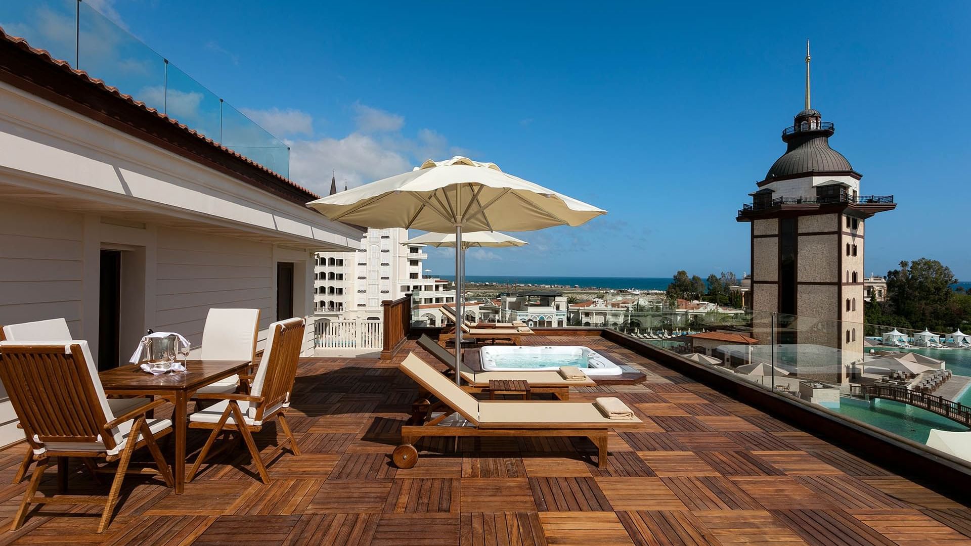 На террасе президентского люкса в отеле Titanic Mardan Palace аккуратно расставлены шезлонги